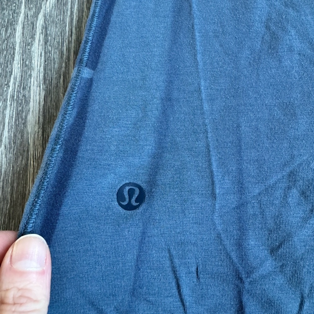 Lululemon 5 Year Basic Tee In Vertical Spray Dye … - image 5